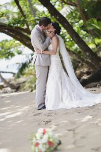 bride-groom-kissing-beach-costa-rica