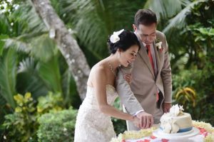 cutting-wedding-cake-beach-costa-rica